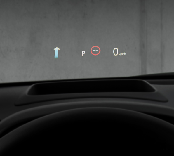 Das Head-up Display im Mazda2 Hybrid, auf dem der Tachometer und Echtzeitinformationen zu sehen sind.